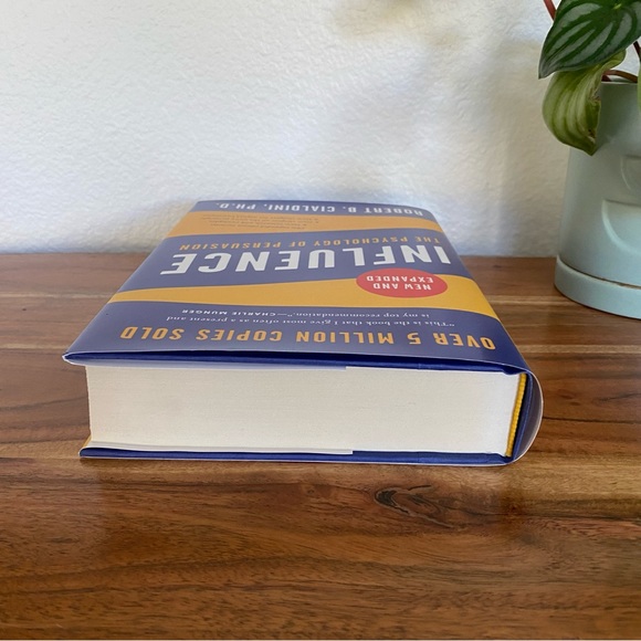 Influence: The Psychology of Persuasion by Robert B. Cialdini, Hardcover - Picture 5 of 7